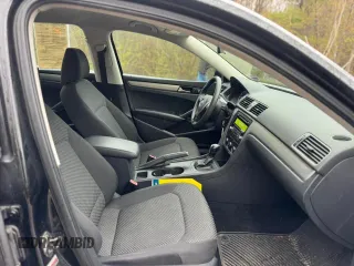 2013 Volkswagen Passat S z VIN 1VWAP7A37DC091531, wystawiony jako Copart lot #56255445 z przebiegiem 135 917 mil mil oraz Czysty tytuł • Clean title. Historia ofert i sprzedaży dostępna na DreamBid. Obrazek 5.