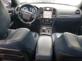 2014 Chrysler 300 S z VIN 2C3CCAGG1EH241876, wystawiony jako Copart lot #57965795 z przebiegiem 129 612 mil mil oraz Szkoda całkowita • Salvage title. Historia ofert i sprzedaży dostępna na DreamBid. Obrazek 8.