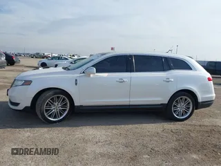 2014 Lincoln MKT EcoBoost z VIN 2LMHJ5AT2EBL57269, wystawiony jako IAAI lot #41440818 z przebiegiem 135 896 mil mil oraz . Historia ofert i sprzedaży dostępna na DreamBid. Obrazek 14.
