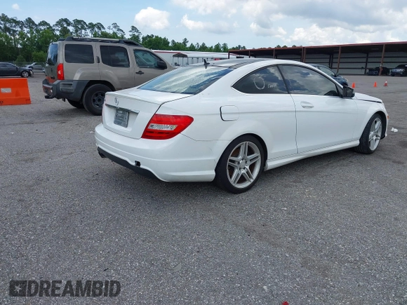 2014 Mercedes-Benz C 250 с VIN WDDGJ4HB2EG287029, выставлен на аукционе IAAI как лот 42479257 с пробегом 320 475 миль миль и . История ставок и продаж доступна на DreamBid. Изображение 4.