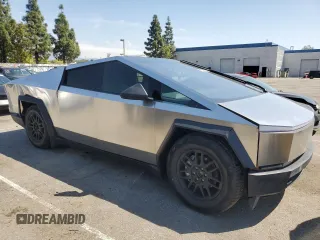 2024 Tesla Cybertruck z VIN 7G2CEHED9RA047674, wystawiony jako Copart lot #52544295 z przebiegiem 1323 mil mil oraz Szkody całkowita. Historia ofert i sprzedaży dostępna na DreamBid. Obrazek 4.