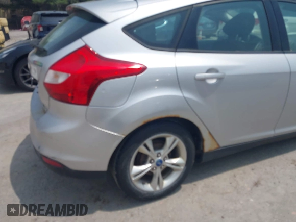 2014 Ford Focus SE z VIN 1FADP3K28EL125403, wystawiony jako IAAI lot #42494248 z przebiegiem 129 244 mil mil oraz . Historia ofert i sprzedaży dostępna na DreamBid. Obrazek 6.