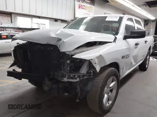 2013 Ram 1500 Express z VIN 1C6RR7KT0DS596371, wystawiony jako IAAI lot #42484590 z przebiegiem 132 743 mil mil oraz . Historia ofert i sprzedaży dostępna na DreamBid. Obrazek 2.