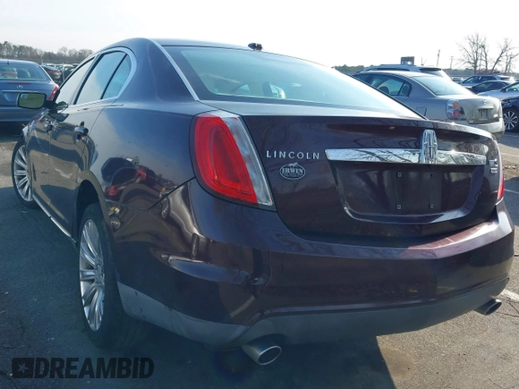 2011 Lincoln MKS z VIN 1LNHL9ERXBG603713, wystawiony jako IAAI lot #41215820 z przebiegiem 133 888 mil mil oraz . Historia ofert i sprzedaży dostępna na DreamBid. Obrazek 3.