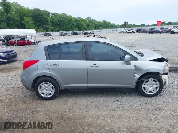 2011 Nissan Versa S z VIN 3N1BC1CP3BL360225, wystawiony jako IAAI lot #42213373 z przebiegiem 250 766 mil mil oraz . Historia ofert i sprzedaży dostępna na DreamBid. Obrazek 14.