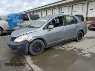 2009 Nissan Versa S z VIN 3N1BC11E89L445296, wystawiony jako Copart lot #56551445 z przebiegiem 155 550 mil mil oraz Nie do naprawy • Non repairable. Historia ofert i sprzedaży dostępna na DreamBid. Obrazek 1.