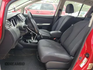 2009 Nissan Versa S z VIN 3N1BC13E29L362007, wystawiony jako Copart lot #60668415 z przebiegiem 159 873 mil mil oraz Czysty tytuł • Clean title. Historia ofert i sprzedaży dostępna na DreamBid. Obrazek 7.