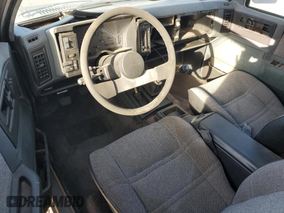 1986 Chevrolet Blazer z VIN 1G8CT18RXG8180574, wystawiony jako Copart lot #87987925 z przebiegiem 82 571 mil mil oraz Szkoda całkowita • Salvage title. Historia ofert i sprzedaży dostępna na DreamBid. Obrazek 8.
