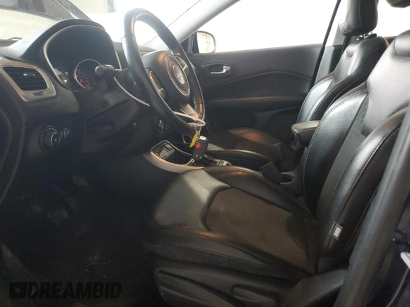 2018 Jeep Compass Latitude z VIN 3C4NJCBB6JT265612, wystawiony jako Copart lot #56628905 z przebiegiem 108 592 mil mil oraz Szkoda całkowita • Salvage title. Historia ofert i sprzedaży dostępna na DreamBid. Obrazek 7.