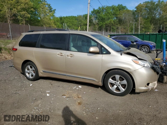 2014 Toyota Sienna LE AAS z VIN 5TDKK3DC2ES444056, wystawiony jako Copart lot #54064405 z przebiegiem 146 550 mil mil oraz Szkoda całkowita • Salvage title. Historia ofert i sprzedaży dostępna na DreamBid. Obrazek 4.