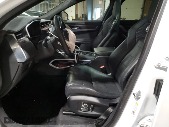 2022 Jaguar F-Pace SVR z VIN SADCZ2EE9NA692588, wystawiony jako Copart lot #52247135 z przebiegiem 52 957 mil mil oraz Szkoda całkowita • Salvage title. Historia ofert i sprzedaży dostępna na DreamBid. Obrazek 7.