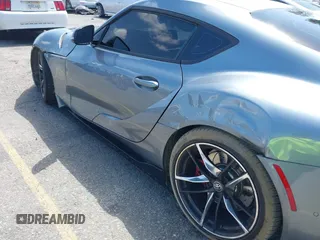 2022 Toyota Supra 3.0 z VIN WZ1DB0C03NW050498, wystawiony jako IAAI lot #41950538 z przebiegiem 42 449 mil mil oraz . Historia ofert i sprzedaży dostępna na DreamBid. Obrazek 6.