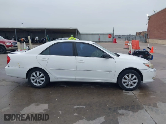 2003 Toyota Camry LE z VIN JTDBF30K530148403, wystawiony jako IAAI lot #41688346 z przebiegiem 299 143 mil mil oraz . Historia ofert i sprzedaży dostępna na DreamBid. Obrazek 13.