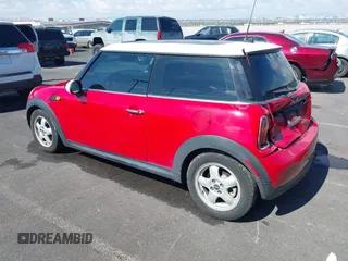 2009 MINI Hardtop z VIN WMWMF33529TW79643, wystawiony jako IAAI lot #42193593 z przebiegiem 129 321 mil mil oraz . Historia ofert i sprzedaży dostępna na DreamBid. Obrazek 3.