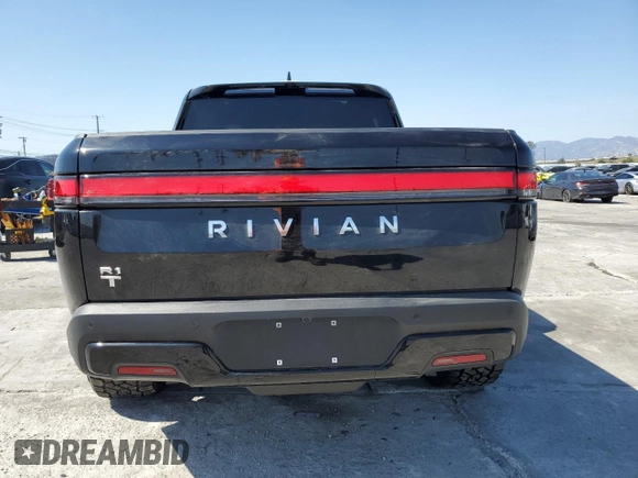 2023 Rivian R1T Adventure z VIN 7FCTGBAA6PN029702, wystawiony jako Copart lot #49833425 z przebiegiem 6608 mil mil oraz Szkody całkowita. Historia ofert i sprzedaży dostępna na DreamBid. Obrazek 6.