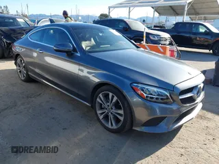 2019 Mercedes-Benz C 300 z VIN WDDWJ8DB8KF826229, wystawiony jako IAAI lot #41932314 z przebiegiem 51 305 mil mil oraz . Historia ofert i sprzedaży dostępna na DreamBid. Obrazek 1.
