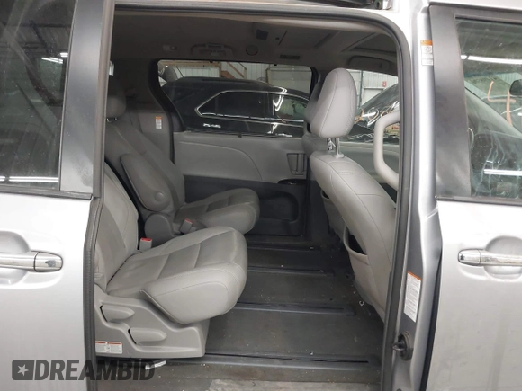 2017 Toyota Sienna XLE z VIN 5TDDZ3DC7HS151052, wystawiony jako IAAI lot #41498506 z przebiegiem 131 063 mil mil oraz . Historia ofert i sprzedaży dostępna na DreamBid. Obrazek 8.
