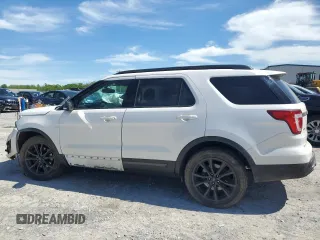 2017 Ford Explorer XLT z VIN 1FM5K8D89HGD75561, wystawiony jako Copart lot #57723505 z przebiegiem 100 274 mil mil oraz Szkoda całkowita • Salvage title. Historia ofert i sprzedaży dostępna na DreamBid. Obrazek 2.