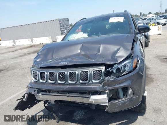 2023 Jeep Compass Latitude z VIN 3C4NJDBN7PT533642, wystawiony jako IAAI lot #42473847 z przebiegiem 34 589 mil mil oraz . Historia ofert i sprzedaży dostępna na DreamBid. Obrazek 11.