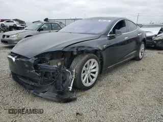 2019 Tesla Model S 75D z VIN 5YJSA1E25KF299740, wystawiony jako Copart lot #55821595 z przebiegiem 140 385 mil mil oraz Szkoda całkowita • Salvage title. Historia ofert i sprzedaży dostępna na DreamBid. Obrazek 1.