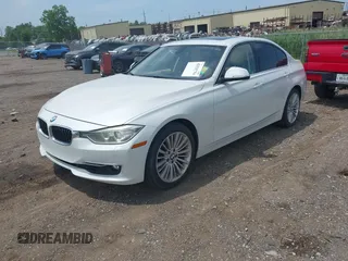 2013 BMW 3 Series 328i xDrive z VIN WBA3B5C58DF138817, wystawiony jako IAAI lot #42524531 z przebiegiem 120 552 mil mil oraz . Historia ofert i sprzedaży dostępna na DreamBid. Obrazek 2.