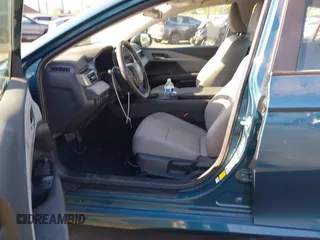 2025 Toyota Camry LE z VIN 4T1DAACK0SU038983, wystawiony jako IAAI lot #42300193 z przebiegiem 8690 mil mil oraz . Historia ofert i sprzedaży dostępna na DreamBid. Obrazek 5.