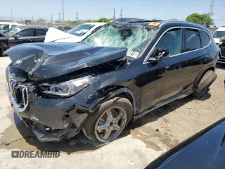 2025 BMW X1 xDrive28i z VIN WBX73EF04S5229221, wystawiony jako Copart lot #56726815 z przebiegiem 1617 mil mil oraz Nie do naprawy. Historia ofert i sprzedaży dostępna na DreamBid. Obrazek 1.