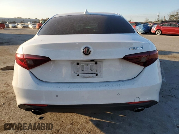 2018 Alfa Romeo Giulia z VIN ZARFAEBN6J7597943, wystawiony jako Copart lot #88288745 z przebiegiem 105 551 mil mil oraz Szkoda całkowita • Salvage title. Historia ofert i sprzedaży dostępna na DreamBid. Obrazek 6.