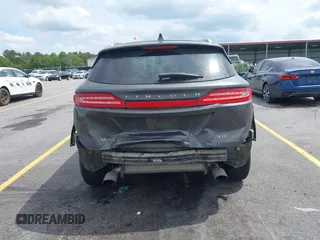 2017 Lincoln MKC Select z VIN 5LMCJ2C98HUL12189, wystawiony jako IAAI lot #42107839 z przebiegiem 158 179 mil mil oraz . Historia ofert i sprzedaży dostępna na DreamBid. Obrazek 17.