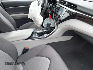 2019 Toyota Camry LE z VIN 4T1B11HK5KU813553, wystawiony jako IAAI lot #42282507 z przebiegiem 22 100 mil mil oraz . Historia ofert i sprzedaży dostępna na DreamBid. Obrazek 5.