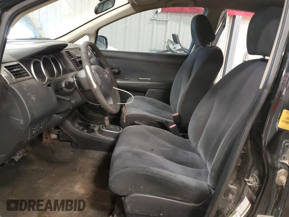 2008 Nissan Versa S z VIN 3N1BC13E48L363352, wystawiony jako Copart lot #50591665 z przebiegiem 204 311 mil mil oraz Szkoda całkowita • Salvage title. Historia ofert i sprzedaży dostępna na DreamBid. Obrazek 7.