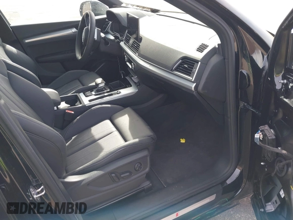 2025 Audi Q5 S line Premium z VIN WA1GAAFY9S2021963, wystawiony jako IAAI lot #41840606 z przebiegiem 6 900 mil mil oraz . Historia ofert i sprzedaży dostępna na DreamBid. Obrazek 5.