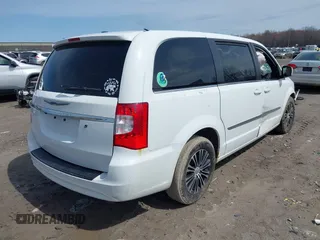 2013 Chrysler Town & Country S with VIN 2C4RC1HG6DR818396, listed as a IAAI auction lot 41922016 with 231,595 mi miles. Bid and sale history available at carsss.com. Image 4.