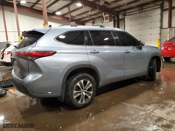 2022 Toyota Highlander XLE with VIN 5TDHZRBHXNS201361, listed as a Copart auction lot 88859475 with 45,942 mi miles and Salvage Title. Bid and sale history available at carsss.com. Image 3.