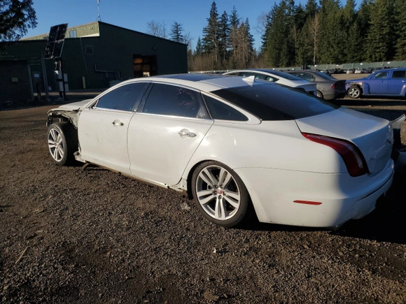 2014 Jaguar XJ with VIN SAJWJ2GD2E8V61998, listed as a Copart auction lot 42962645 with 101,609 mi miles and Salvage Title. Bid and sale history available at carsss.com. Image 2.