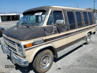 1985 Chevrolet Chevy Van z VIN 1GBEG25HXF7160399, wystawiony jako Copart lot #64115004 z przebiegiem 40 895 mil mil oraz Tytuł czysty. Historia ofert i sprzedaży dostępna na DreamBid. Obrazek 1.