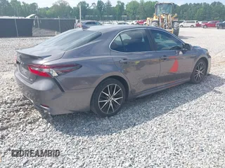 2022 Toyota Camry SE z VIN 4T1T11AK5NU701354, wystawiony jako IAAI lot #42135026 z przebiegiem 173 208 mil mil oraz . Historia ofert i sprzedaży dostępna na DreamBid. Obrazek 4.