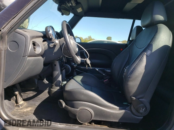 2006 MINI Convertible с VIN WMWRF33556TF64247, выставлен на аукционе Copart как лот 88324875 с пробегом Не указан миль и На запчасти • Non repairable. История ставок и продаж доступна на DreamBid. Изображение 7.