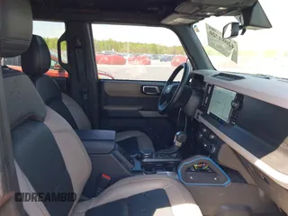 2022 Ford Bronco z VIN 1FMEE5DP3NLB42355, wystawiony jako IAAI lot #42084720 z przebiegiem 35 183 mil mil oraz . Historia ofert i sprzedaży dostępna na DreamBid. Obrazek 5.