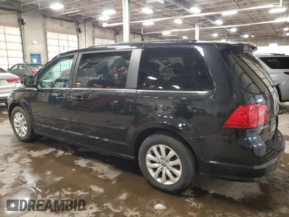 2014 Volkswagen Routan SE with VIN 2C4RVABG5ER135352, listed as a Copart auction lot 51677515 with 136,833 mi miles and Clean title. Bid and sale history available at DreamBid. Image 2.
