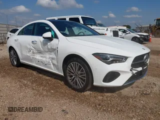 2025 Mercedes-Benz CLA 250 z VIN W1K5J4GB5SN513578, wystawiony jako IAAI lot #42120213 z przebiegiem 18 216 mil mil oraz . Historia ofert i sprzedaży dostępna na DreamBid. Obrazek 1.