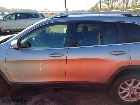 2017 Jeep Cherokee Latitude with VIN 1C4PJMCBXHW527679, listed as a IAAI auction lot 41615524 with 139,122 mi miles. Bid and sale history available at carsss.com. Image 14.