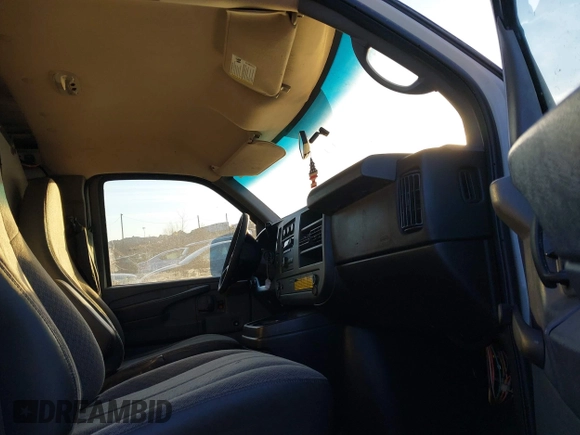 2012 Chevrolet Express Cargo z VIN 1GCSGAFX1C1102968, wystawiony jako IAAI lot #41465329 z przebiegiem 185 998 mil mil oraz . Historia ofert i sprzedaży dostępna na DreamBid. Obrazek 5.