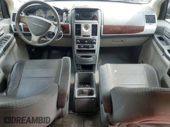 2010 Chrysler Town & Country Touring z VIN 2A4RR5D10AR273535, wystawiony jako Copart lot #54356665 z przebiegiem 238 132 mil mil oraz Szkoda całkowita • Salvage title. Historia ofert i sprzedaży dostępna na DreamBid. Obrazek 8.