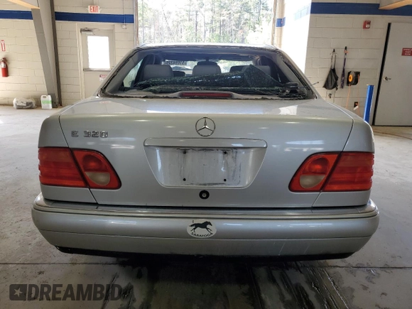 1999 Mercedes-Benz E 320 z VIN WDBJF65HXXA837426, wystawiony jako Copart lot #51084325 z przebiegiem Nie podano mil oraz Szkoda całkowita • Salvage title. Historia ofert i sprzedaży dostępna na DreamBid. Obrazek 6.