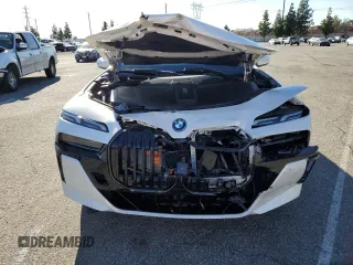2024 BMW i7 eDrive50 z VIN WBY43EJ04RCS69245, wystawiony jako Copart lot #81666614 z przebiegiem 4594 mil mil oraz Szkody całkowita. Historia ofert i sprzedaży dostępna na DreamBid. Obrazek 5.