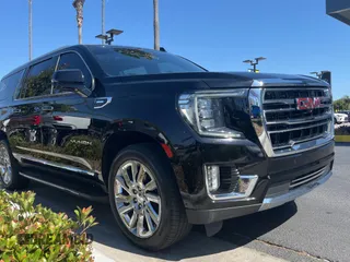2021 GMC Yukon XL SLT z VIN 1GKS2GKT9MR448777, wystawiony jako Copart lot #58092965 z przebiegiem 138 194 mil mil oraz Czysty tytuł • Clean title. Historia ofert i sprzedaży dostępna na DreamBid. Obrazek 1.
