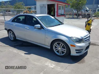 2012 Mercedes-Benz C 250 Sport z VIN WDDGF4HB0CA719814, wystawiony jako IAAI lot #42379504 z przebiegiem 88 921 mil mil oraz . Historia ofert i sprzedaży dostępna na DreamBid. Obrazek 1.