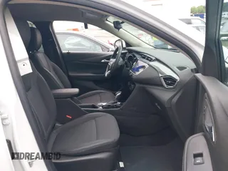 2023 Buick Encore GX Select z VIN KL4MMDSL4PB071652, wystawiony jako IAAI lot #41975451 z przebiegiem 24 759 mil mil oraz . Historia ofert i sprzedaży dostępna na DreamBid. Obrazek 5.