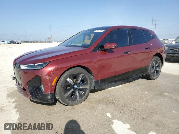 2024 BMW iX xDrive50 z VIN WB523CF06RCN03726, wystawiony jako Copart lot #48911045 z przebiegiem 38 051 mil mil oraz Szkody całkowita. Historia ofert i sprzedaży dostępna na DreamBid. Obrazek 1.